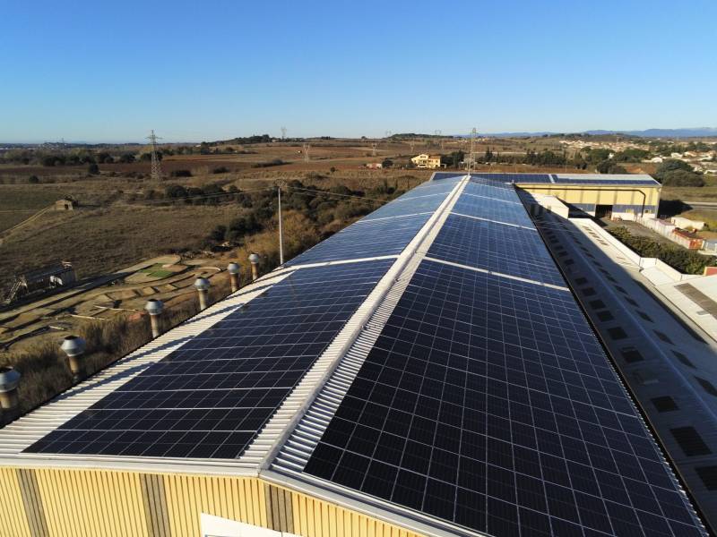 Montage d'une centrale photovoltaïque pour revente totale sur le toit d'un entrepôt à Béziers en Occitanie